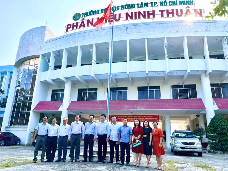 Thứ trưởng Hoàng Minh Sơn và Ban giám đốc Phân hiệu ĐH Nông Lâm TPHCM tại Ninh Thuận.