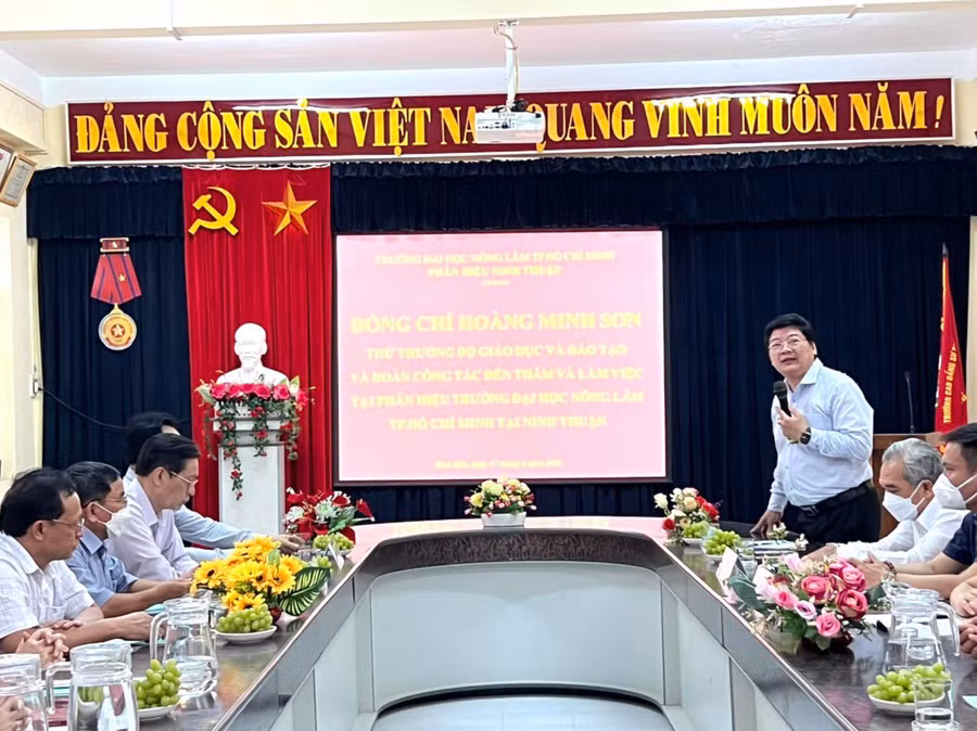 Tiến sĩ Trần Đình Lý báo cáo tình hình hoạt động của Phân hiệu.