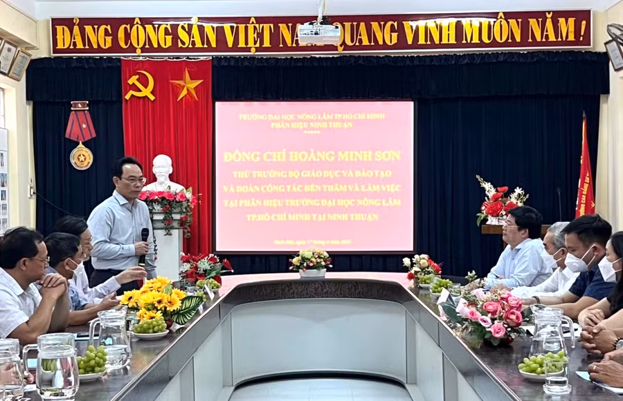 Thứ trưởng Bộ GD&ĐT Hoàng Minh Sơn phát biểu tại buổi làm việc