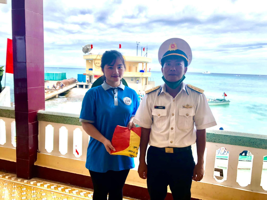 Sinh viên Dương Hiếu Ngân tham gia chuyến công tác tại Trường Sa do Trung ương đoàn tổ chức.