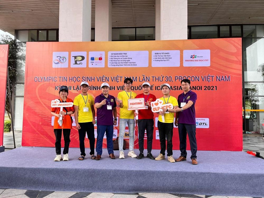TS Trần Quang Quý (đứng thứ 3 từ trái sang) đưa đoàn sinh viên Trường Đại học Công nghệ Thông tin và Truyền thông tham dự Olympic Tin học.