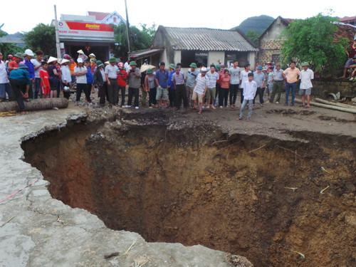 Đất sụt lún tạo “Hố tử thần” tại vườn gia đình ông Dương Đức Hiền, thôn 2, xã Quý Lộc, huyện Yên Định, tỉnh Thanh Hóa. Ảnh: Nguyễn Quỳnh