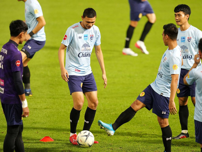 Supachai (giữa) nhiều khả năng sẽ có một vị trí trong đội hình xuất phát của Thái Lan Supachai (giữa) nhiều khả năng sẽ có một vị trí trong đội hình xuất phát của Thái Lan