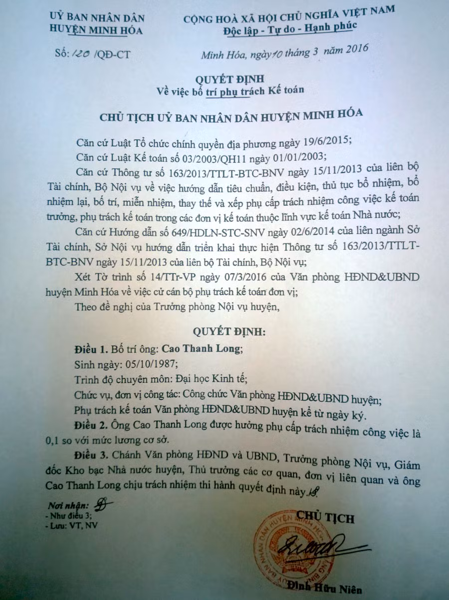 Quyết định trúng tuyển của ông Cao Thanh Long được chủ tịch UBND huyện Minh Hóa ký.. Quyết định trúng tuyển của ông Cao Thanh Long được chủ tịch UBND huyện Minh Hóa ký..