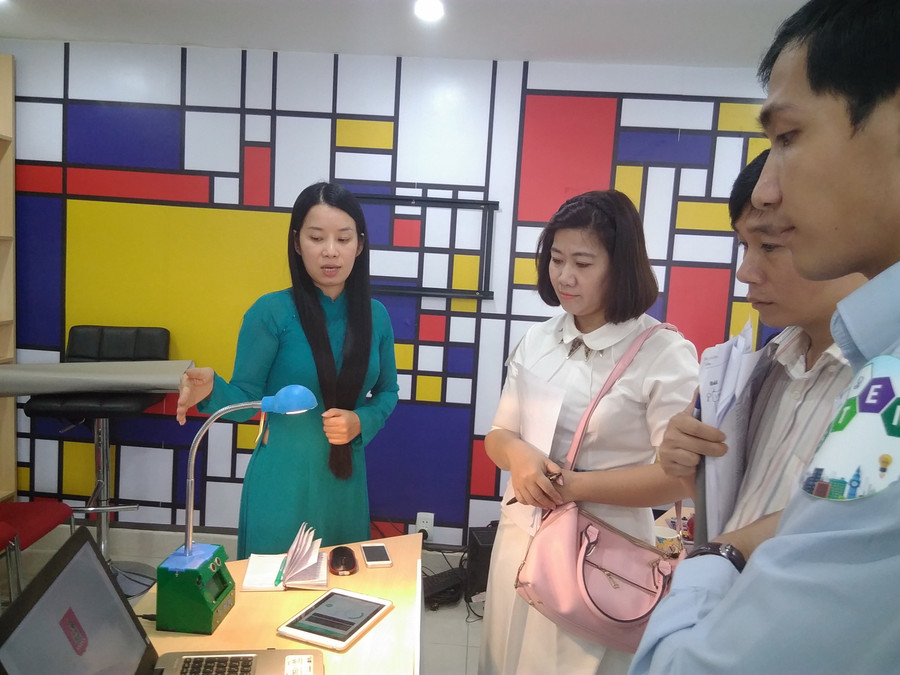 GV Nguyễn Thị Thu Hường đến từ trường Quốc tế Tây Úc đang thuyết trình với ban giám khảo về sản phẩm “Đèn học thông minh S-LIGHL”, chung cuộc sản phẩm đạt giải Ba của cuộc thi sáng tạo công cụ giảng dậy STEM.