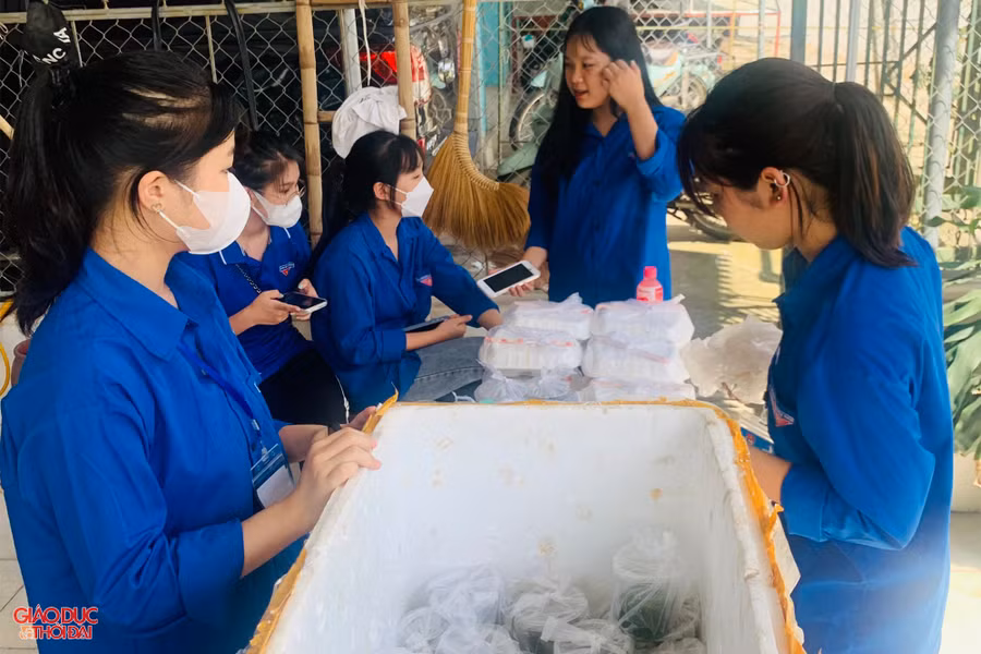 Đây là năm thứ 4 Huyện đoàn Tương Dương nấu cơm cho các sĩ tử. Ảnh: XTP