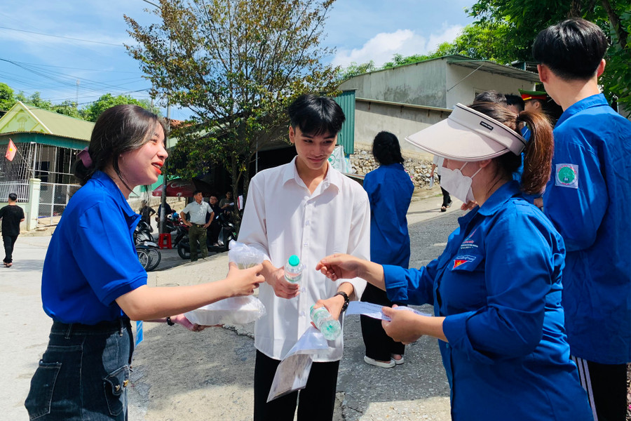 Hầu hết các thí sinh ở Tương Dương là con em đồng bào dân tộc, điều kiện học tập xa nhà. Ảnh: XTP