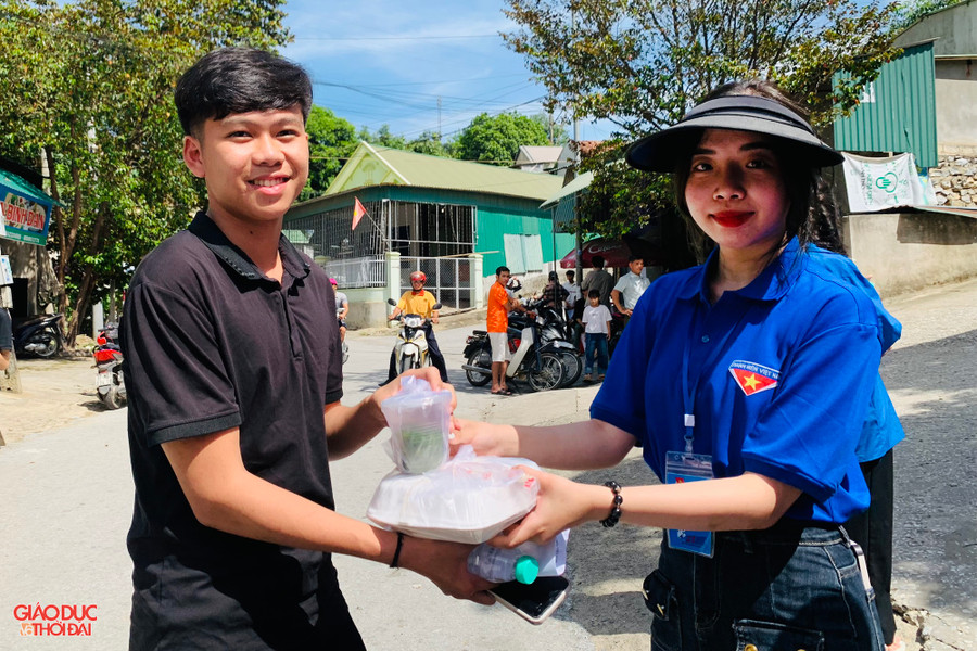 Niềm vui của các em khi nhận được những suất cơm ngon, đầy đủ chất dinh dưỡng. Ảnh: XTP