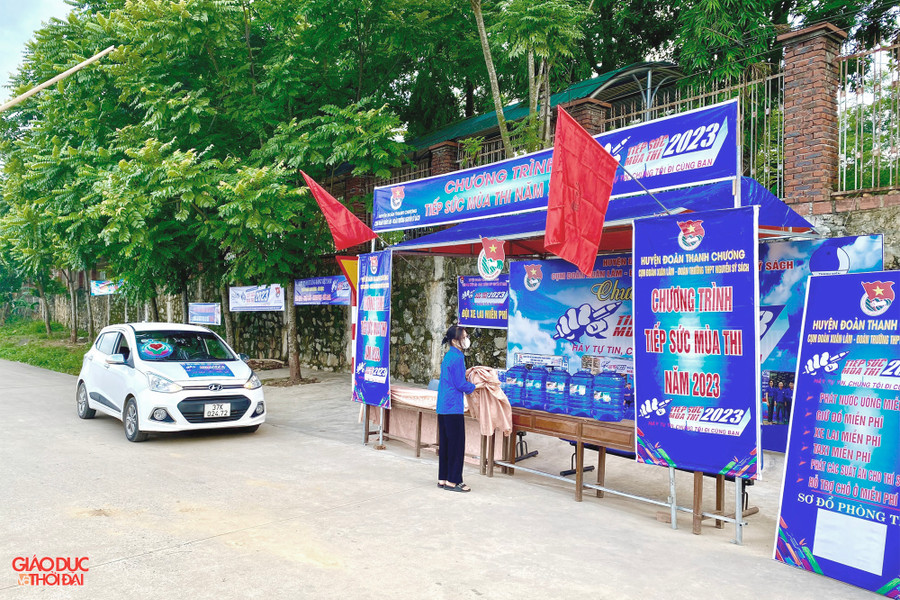 Xe ô tô của anh Úy túc trực tại điểm thi Trường THPT Nguyễn Sỹ Sách để đưa, đón thí sinh có nhu cầu. Ảnh: VNCC. Xe ô tô của anh Úy túc trực tại điểm thi Trường THPT Nguyễn Sỹ Sách để đưa, đón thí sinh có nhu cầu. Ảnh: VNCC.