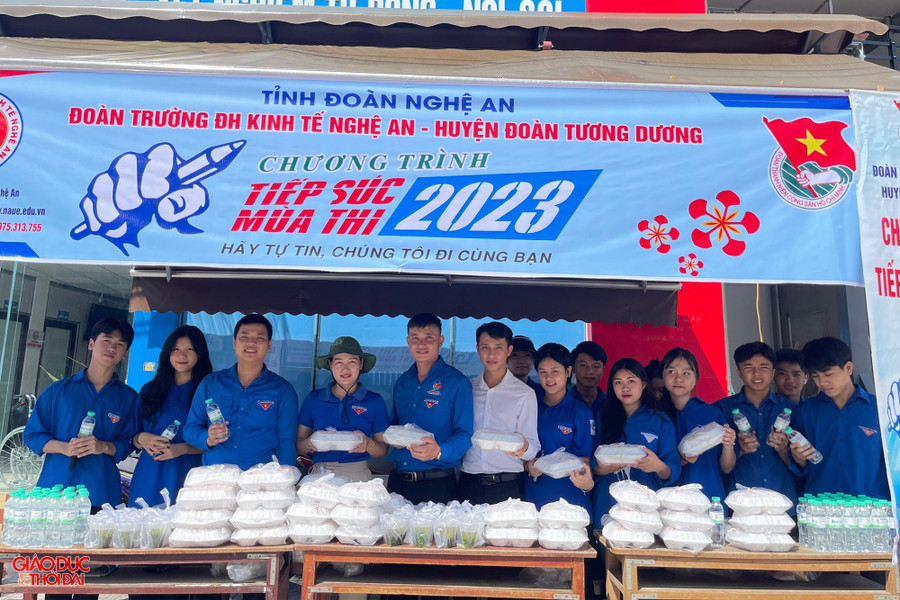 Huyện đoàn Tương Dương phát cơm trưa, nước lọc miễn phí cho các sĩ tử. Ảnh: XTP