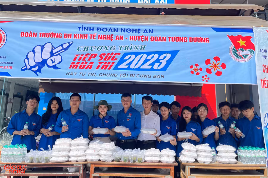 Huyện đoàn Tương Dương phát cơm trưa, nước lọc miễn phí cho các sĩ tử. Ảnh: XTP
