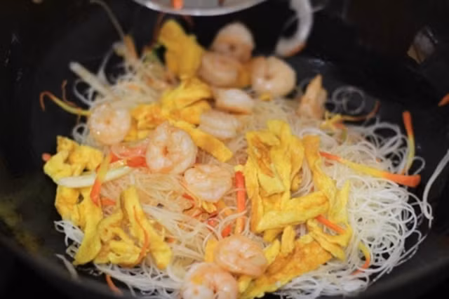 Miến xào tôm trứng không mất nhiều thời gian chế biến và rất ngon