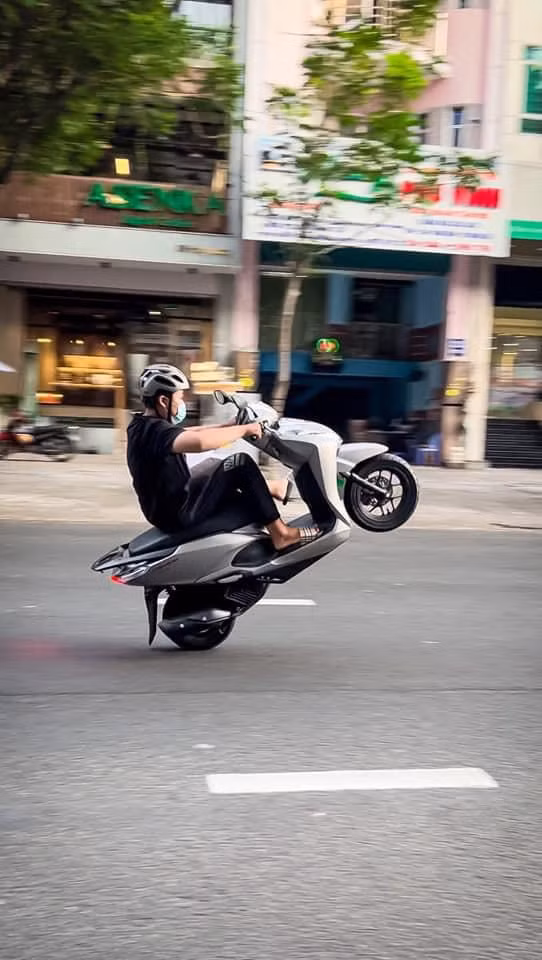 K. bốc đầu xe máy.