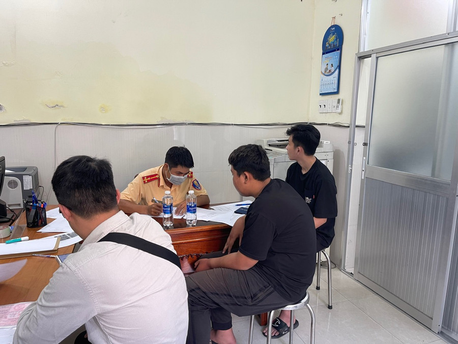 Đội CSGT Chợ Lớn làm việc với thanh niên K. Đội CSGT Chợ Lớn làm việc với thanh niên K.