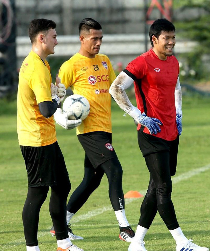 hủ môn Kawin (phải) xin tập luyện ở CLB Muangthong United của đồng nghiệp Đặng Văn Lâm để giữ phong độ. hủ môn Kawin (phải) xin tập luyện ở CLB Muangthong United của đồng nghiệp Đặng Văn Lâm để giữ phong độ.