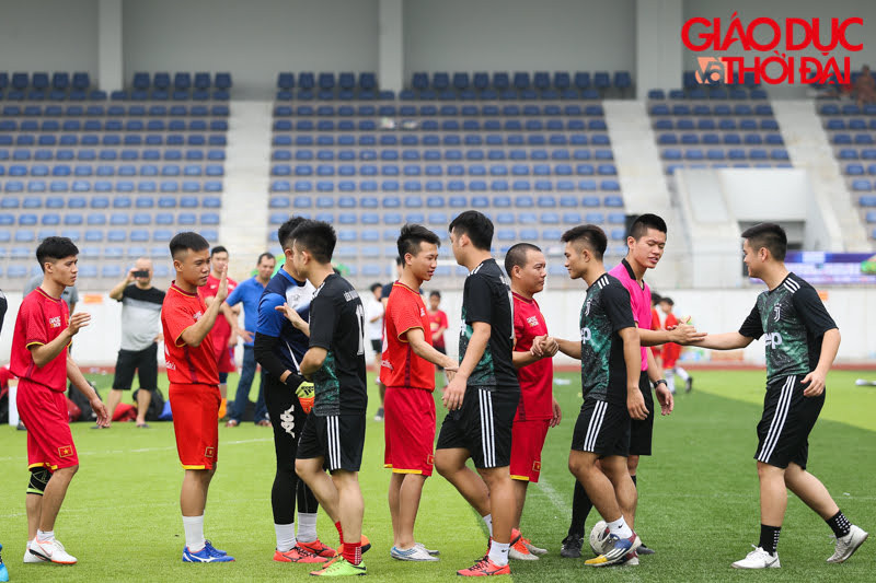 Các cầu thủ FC Giáo dục và Thời đại mặc áo đỏ