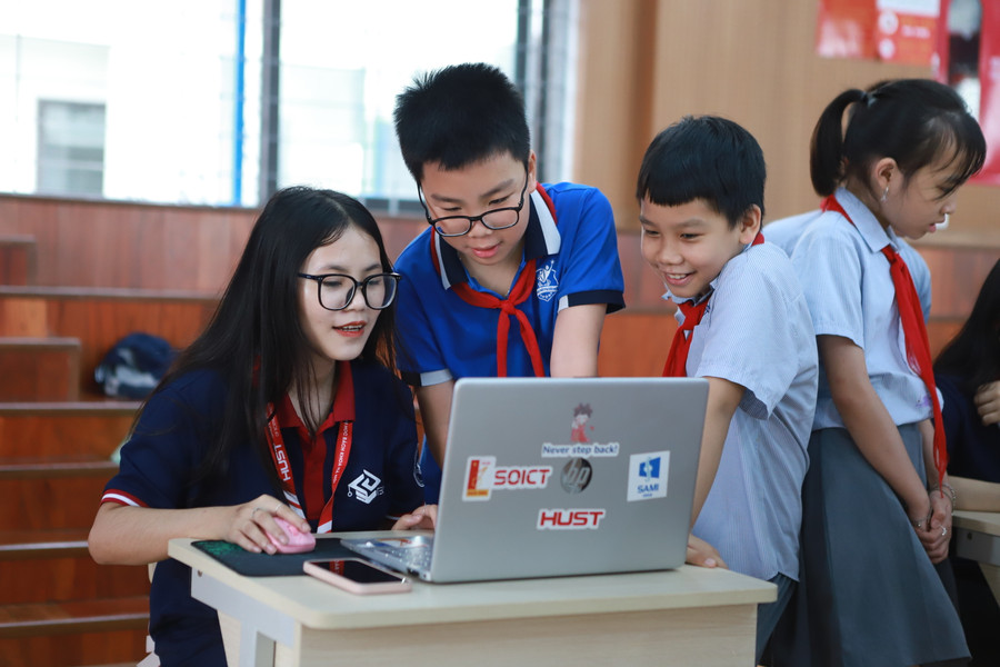 Học sinh trải nghiệm và nâng cao nhận thức về năng lực ứng dụng, sử dụng các phương tiện kĩ thuật số (chat GPT, ứng dụng AI...), sáng tạo sản phẩm số như tranh, văn bản, thiết kế mẫu.