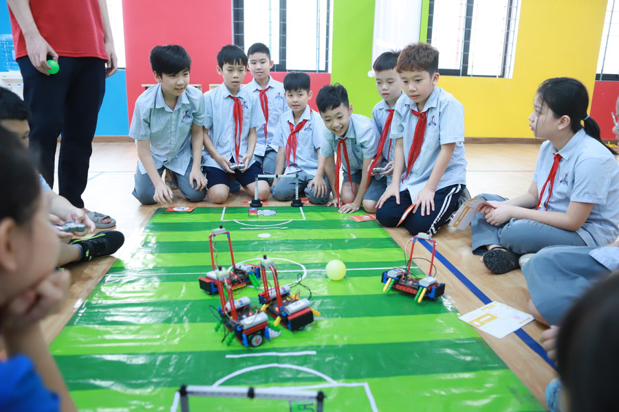 Học sinh hào hứng khi được trải nghiệm cùng các mô hình robot thông minh.