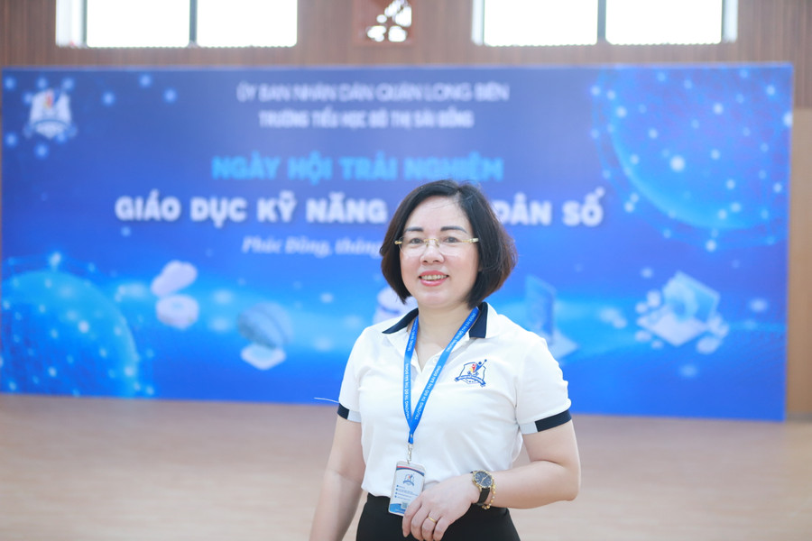 Cô Hiệu trưởng Lê Thị Thu Hường trao đổi một số thông tin về chương trình.