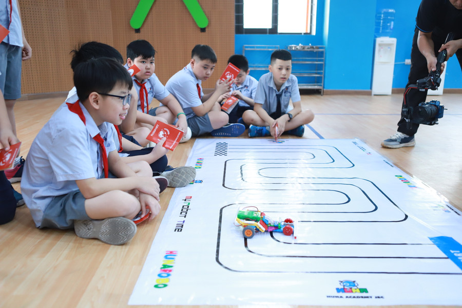 Mỗi chặng đều đặt ra những trò chơi để học sinh trải nghiệm, khám phá.