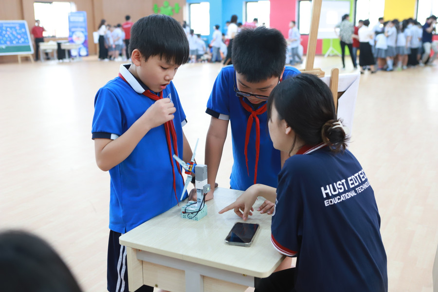 Học sinh làm quen với mô hình quạt điện thông minh.