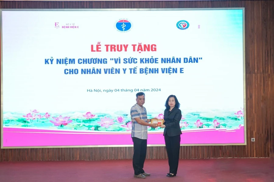 Lễ truy tặng diễn ra ngày 4/4 tại Bệnh viện E.