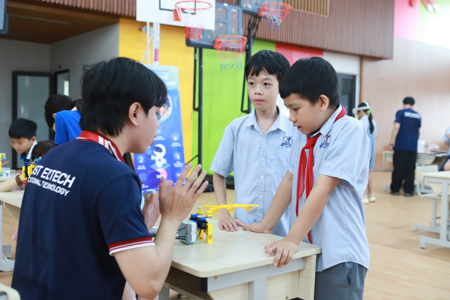 Tại đây, học sinh cũng được giới thiệu về một số sản phẩm lập trình thông minh với cảm biến (chuyển động, sóng âm, hồng ngoại): Alpha mini, Smart life, Giàn phơi thông minh...