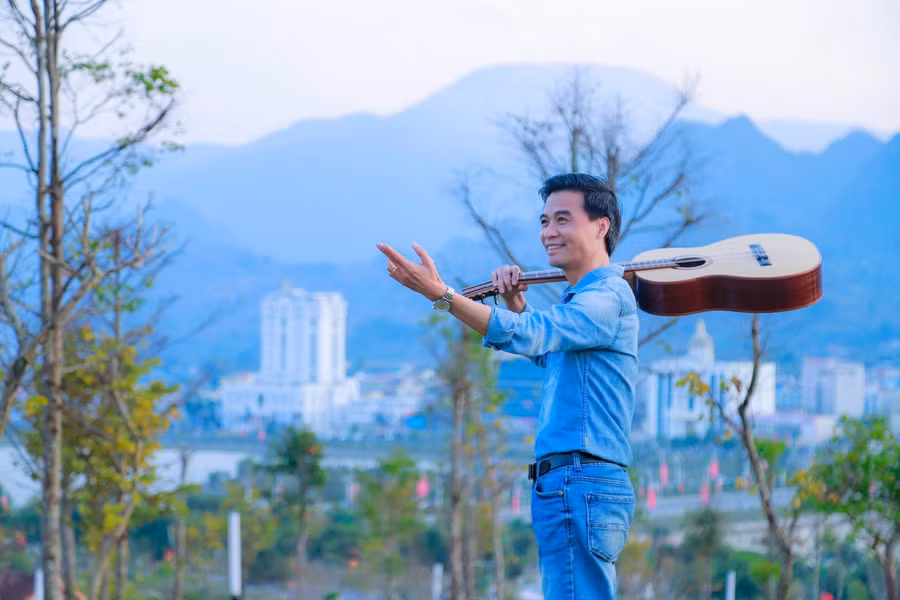 Mảnh đất và con người Lai Châu đã cho nhạc sỹ Tô Văn những chất liệu đẹp.