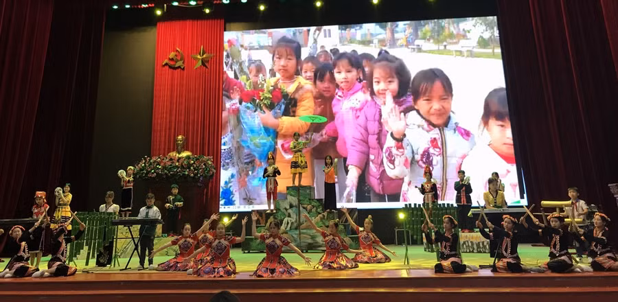 Nhạc sỹ Tô Văn dàn dựng các tiết mục văn nghệ về giáo dục.