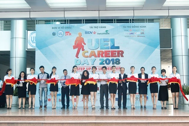 Ban tổ chức cắt băng khai mạc ngày hội UCD 2018