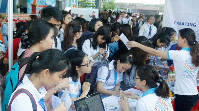 Sinh viên tham gia phỏng vấn tìm kiếm việc làm tại ngày hội UCD 2018