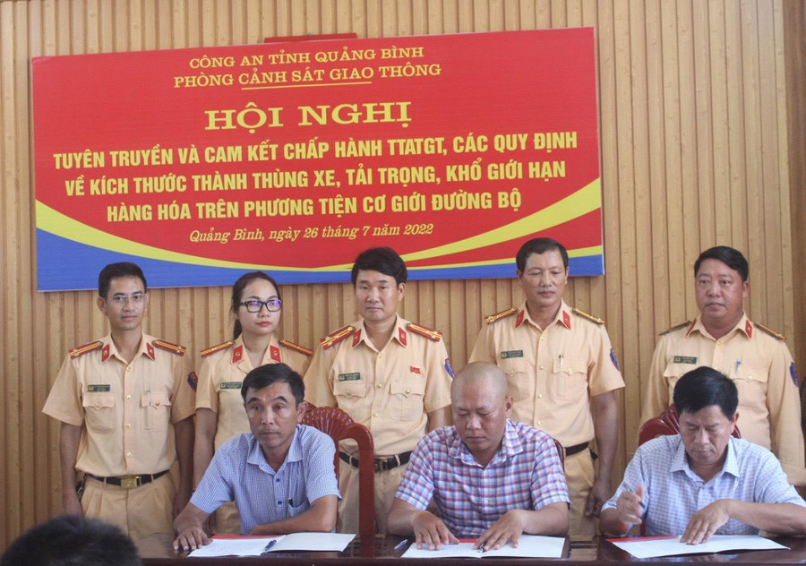 Các doanh nghiệp ký cam kết về đảm bảo an toàn giao thông.