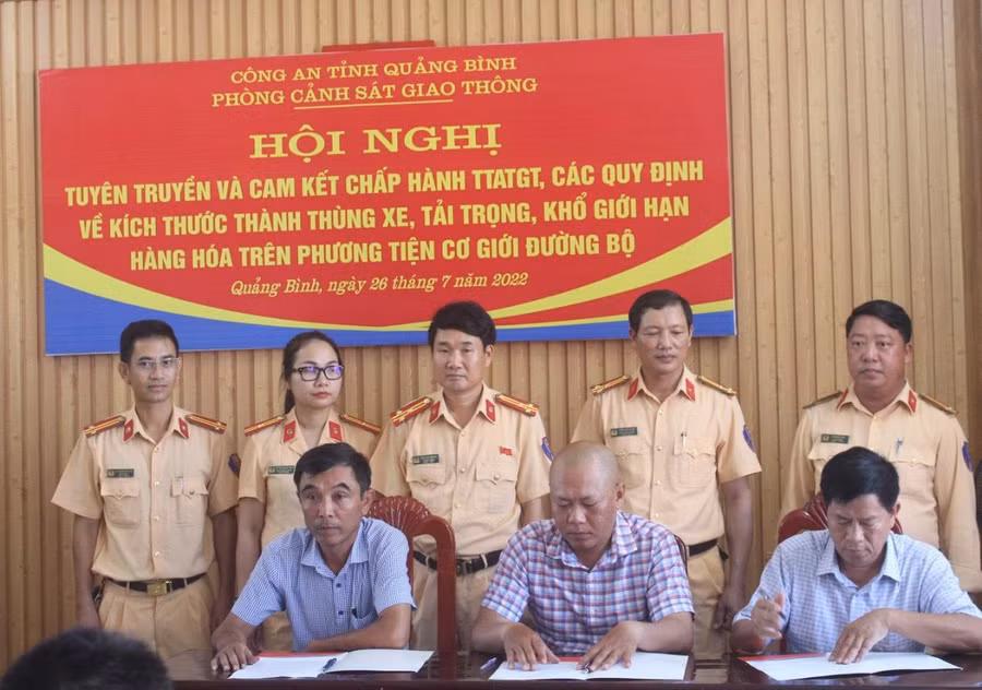 Các doanh nghiệp ký cam kết về đảm bảo an toàn giao thông.