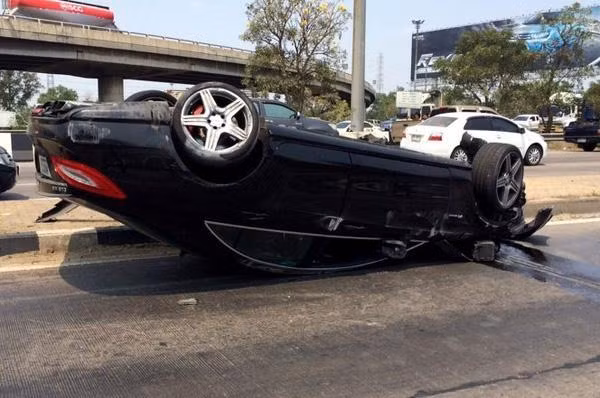 Chuyện về lứa con nhà giàu nắm trong tay “kim bài miễn tử” tha hồ gây họa ở Thái Lan ảnh 2 Xe của Janepob Verraporn lật ngửa.