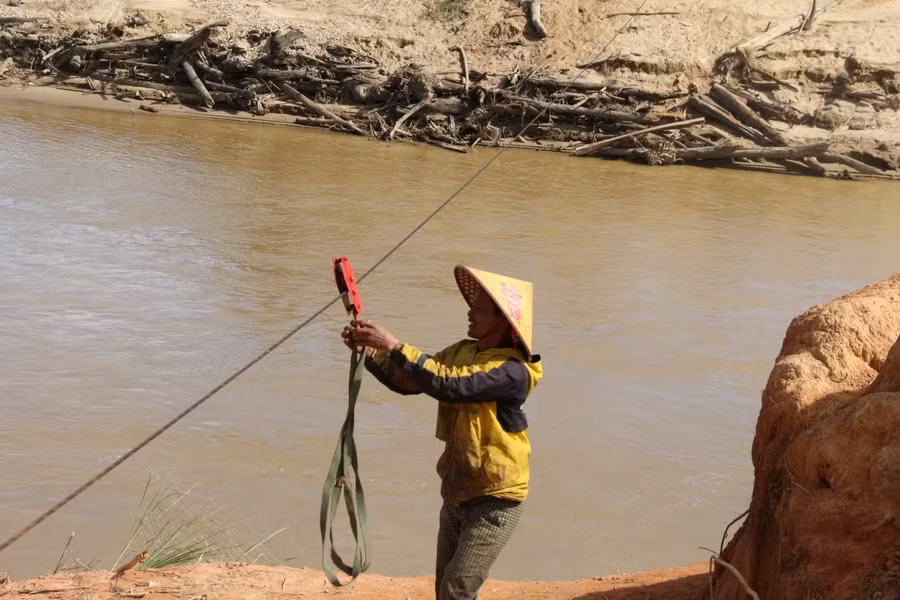 Không có cây cầu, mỗi gia đình ở thôn Tà Pook và Kà Nhảy (xã Đăk Nông) tự sắm một cái ròng rọc trị giá 300.000 – 400.000 đồng để đu qua sông.