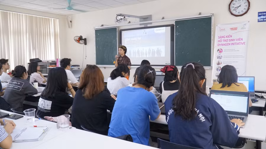 HLV Vũ Thị Phương Anh - Navigos Group chia sẻ với sinh viên về thực trạng thị trường lao động Việt Nam và thế giới