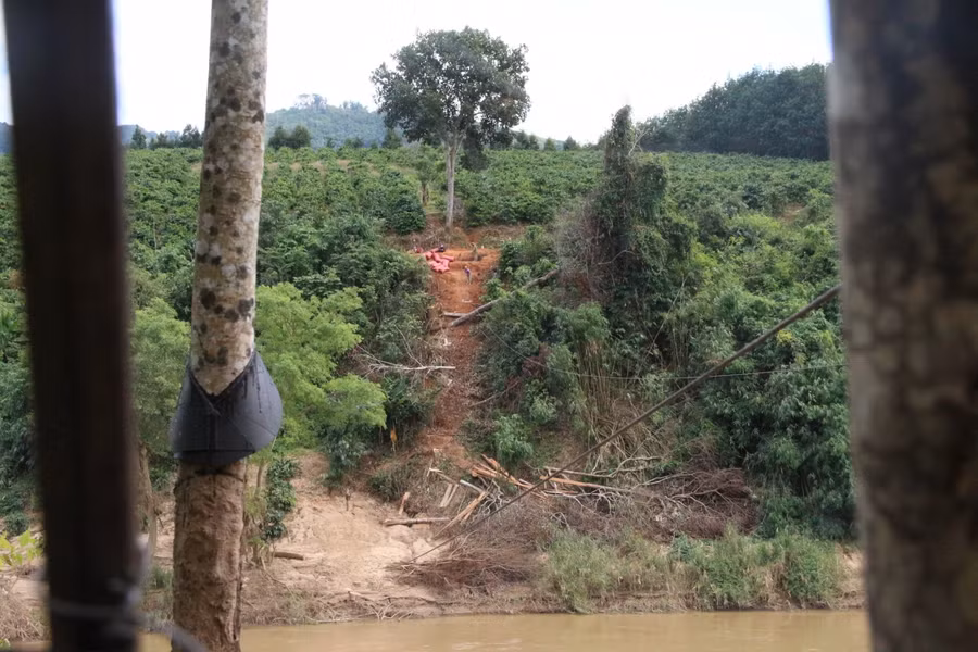 Đang trong mùa thu hoạch nhưng không có cầu nên người dân xã Đăk Ang đành vận chuyển nông sản bằng cáp treo.