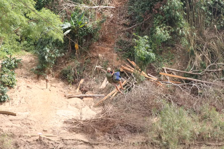 Người dân mang quần áo, vật dụng cần thiết “bay” qua sông để thu hoạch cà phê, củ mì.