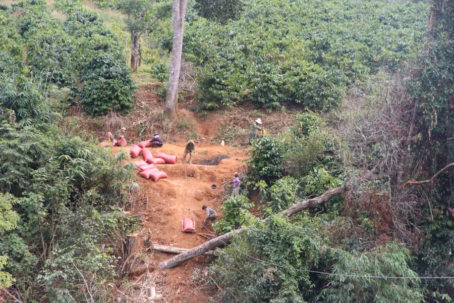 Từng bao cà phê được bỏ vào cáp treo để đưa qua sông Pô Kô.