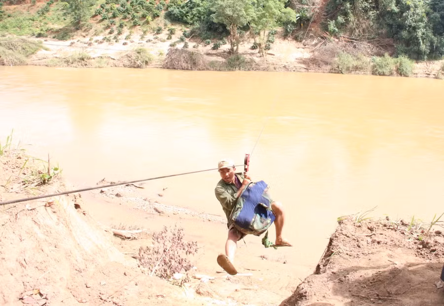 Ròng rọc không có thắng nên người dân lao như “bay” trên mặt nước.