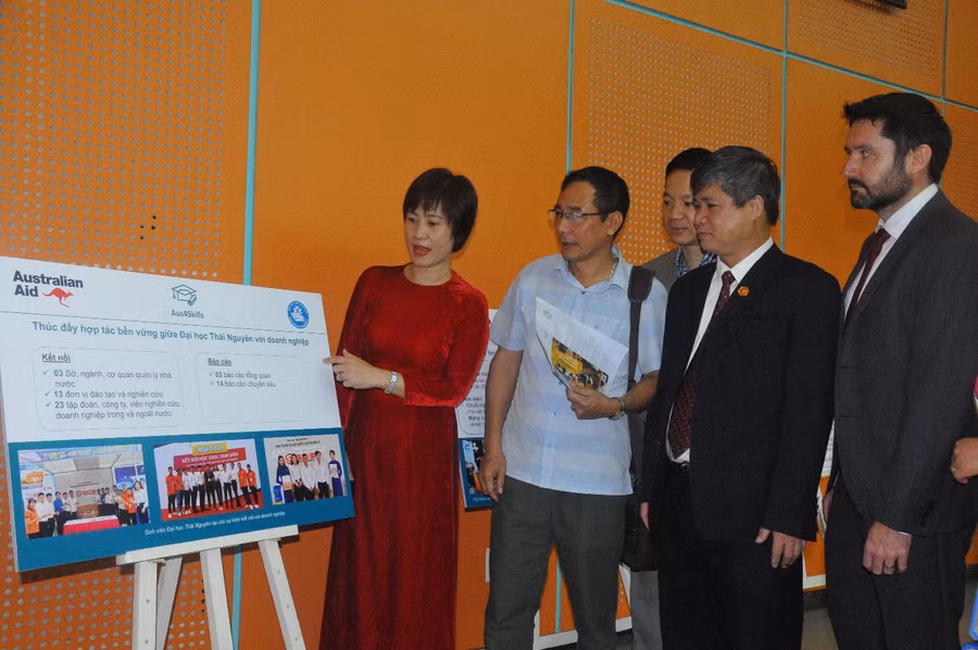 Các cựu học viên của Đại học Thái Nguyên đã tham gia chương trình Aus4Skills chụp ảnh lưu niệm tại chương trình