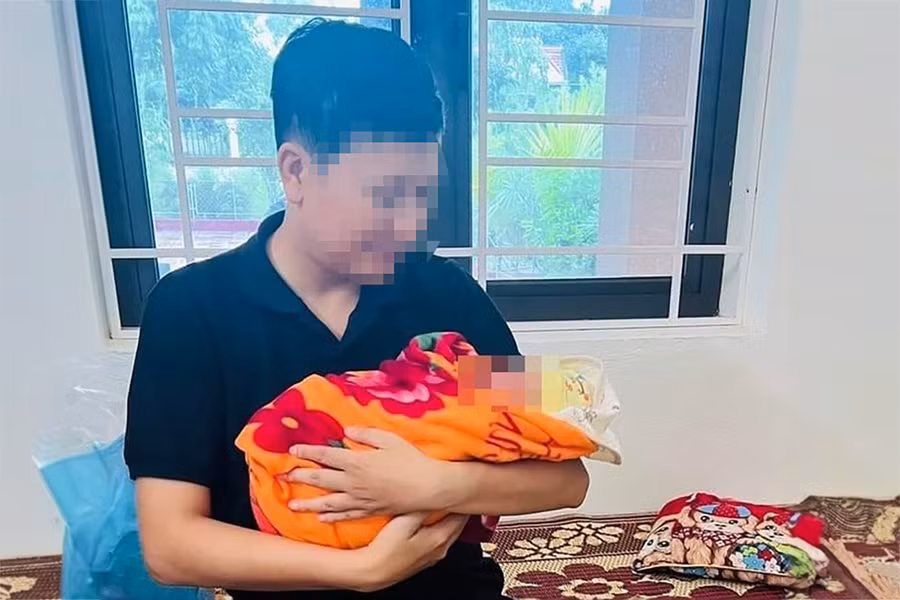 Cháu bé đang được chăm sóc tại Trạm y tế. (Ảnh: CTV).