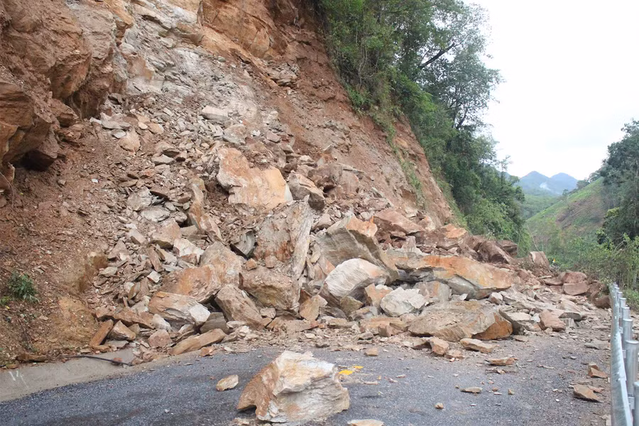 Sạt lở taluy dương tuyến đường từ Tà Cạ vào xã Mường Típ, huyện Kỳ Sơn. (Ảnh: Tuyên giáo Kỳ Sơn).