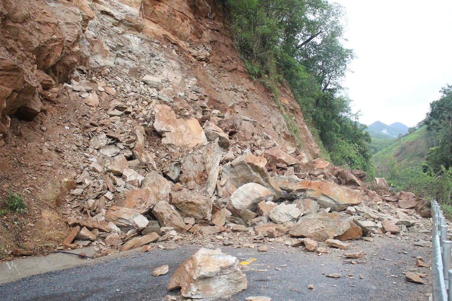 Sạt lở taluy dương tuyến đường từ Tà Cạ vào xã Mường Típ, huyện Kỳ Sơn. (Ảnh: Tuyên giáo Kỳ Sơn).