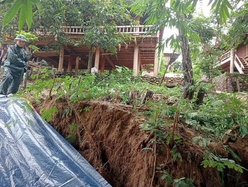 Sạt lở bờ sông đe dọa nhà dân tại xã Mỹ Lý, huyện Kỳ Sơn. (Ảnh: ĐB).