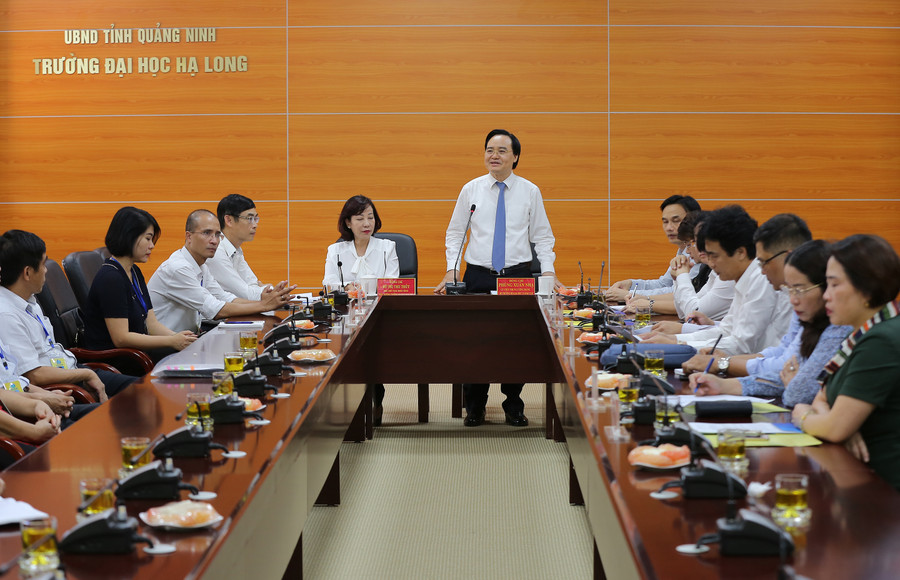 Bộ trưởng Phùng Xuân Nhạ phát biểu tại buổi làm việc với trường ĐH Hạ Long. Ảnh : Xuân Phú