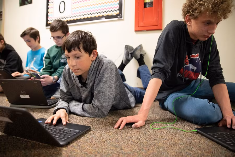 HS Trường Trung học Sheridan đang học môn khoa học máy tính