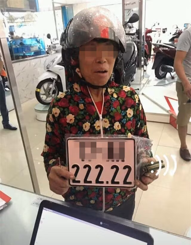 Bốc trúng biển số ‘ngũ quý’ cho chiếc xe Dream mới mua, người phụ nữ khiến dân mạng xuýt xoa - Ảnh 2.