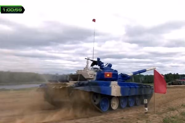 Xe tăng đua của đội Việt Nam trong trận chung kết nhóm hai mang màu xanh dương. Ảnh: Zvezda TV
