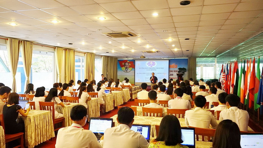 Hơn 90% các khóa bồi dưỡng GV được tiến hành theo hình thức hội thảo - tập huấn Hơn 90% các khóa bồi dưỡng GV được tiến hành theo hình thức hội thảo - tập huấn